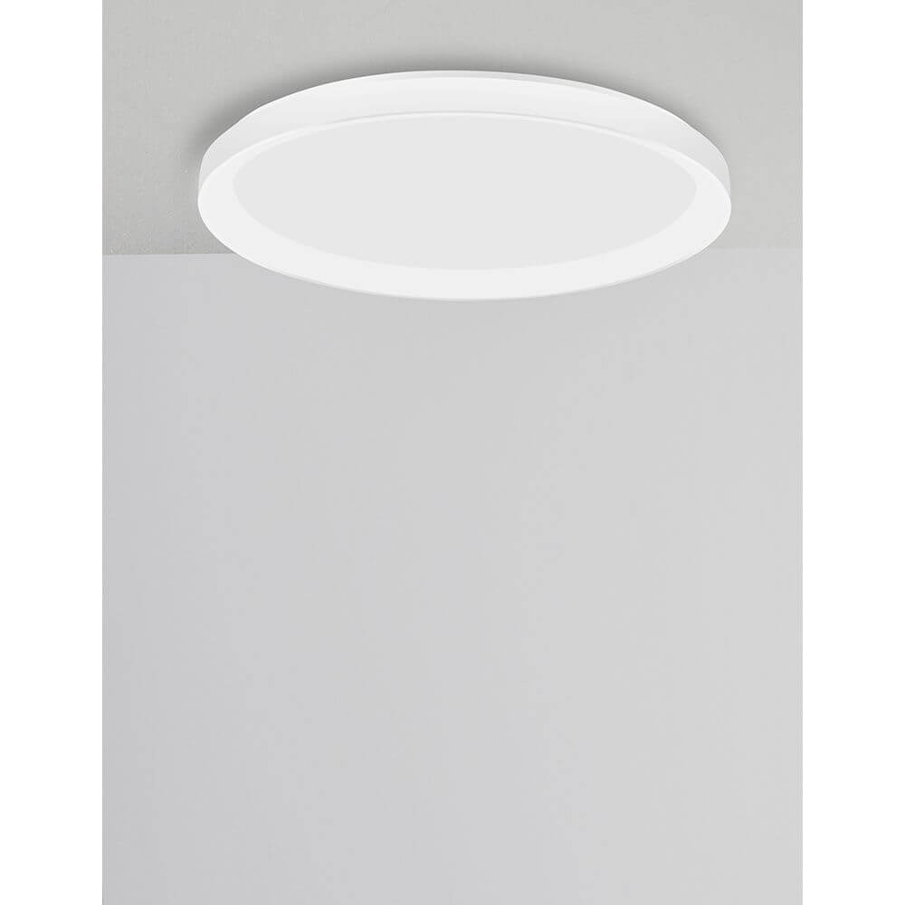 Pertino LED Deckenlampe Ø 48cm Weiß auf einer Decke, minimalistisches Design in Weiß.