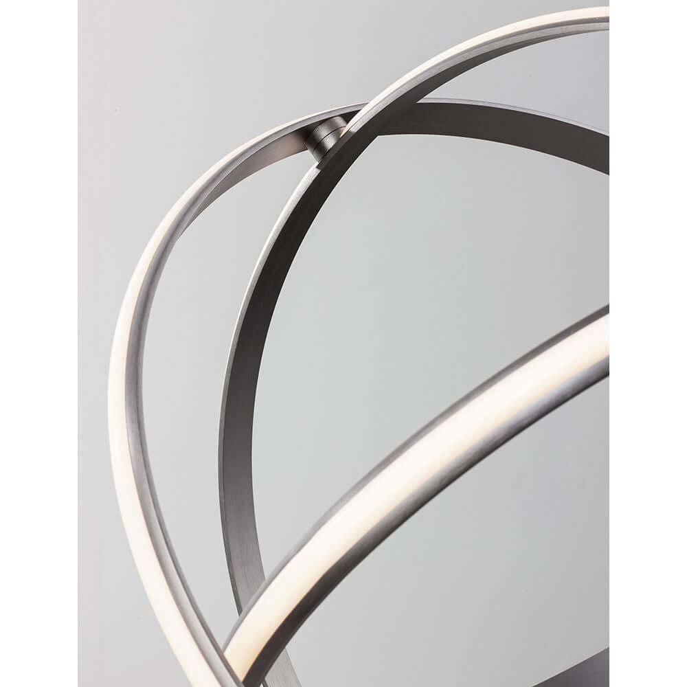 Detailansicht der Pertone LED Hängelampe Schwarz mit modernen Linien und eleganten Materialien.