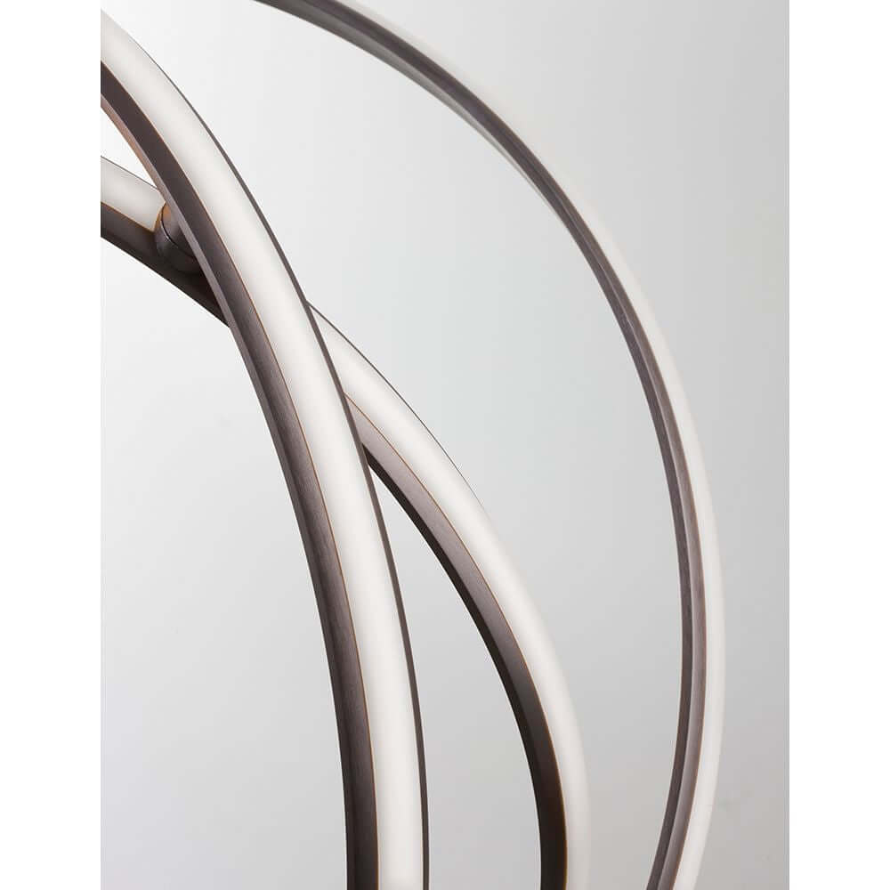 Detailansicht der Pertone LED Hängelampe Schwarz mit modernen, eleganten Leuchtstoffringen.