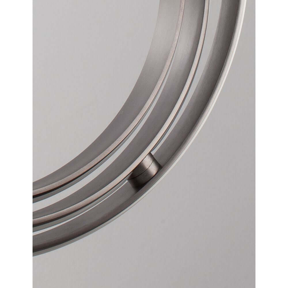 Detailansicht der Pertone LED Hängelampe Schwarz mit Tragstruktur aus Aluminium.