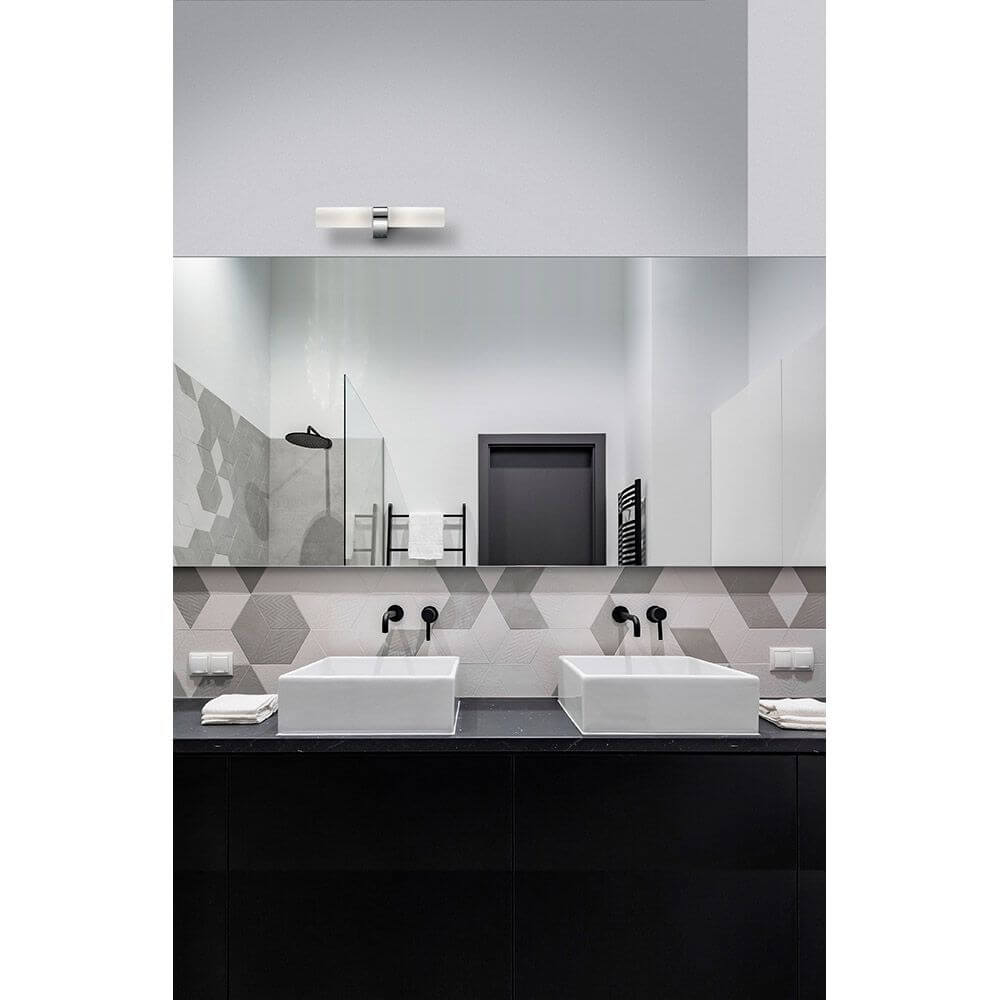 Polo Glas Bad-Wandleuchte 2-flammig Chrom in modernem Badezimmer mit Waschbecken und Spiegel.