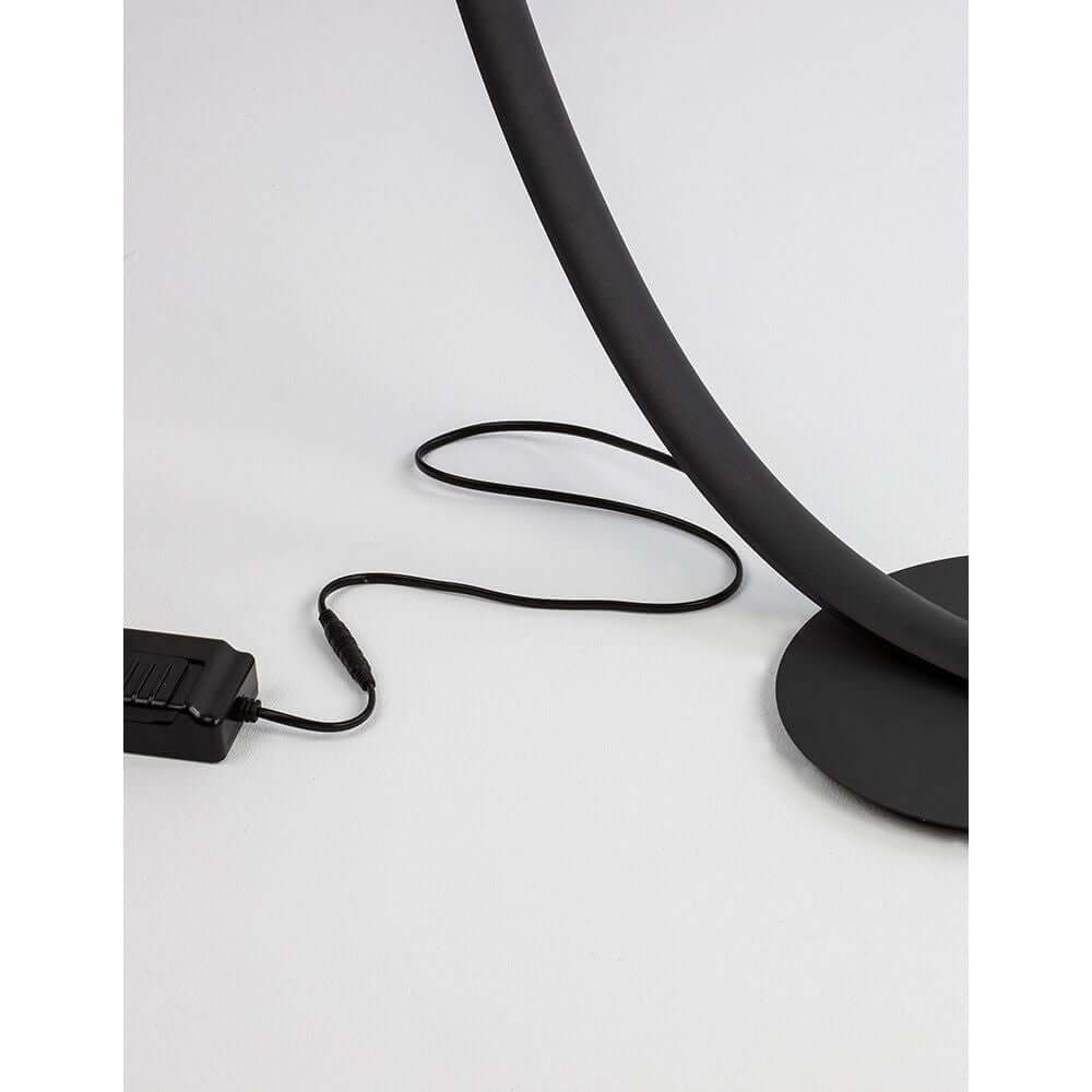 Premium LED Stehlampe Gebogen in schwarzem Acryl mit rundem Standfuß und Anschlusskabel