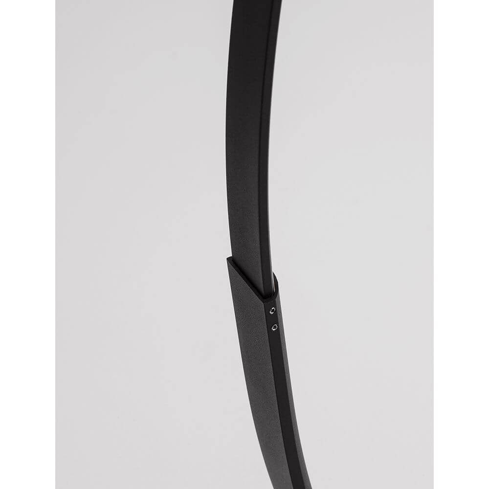 Premium LED Stehlampe Gebogen - schwarzes gebogenes Aluminiumgestell mit schlanker Verbindung und minimalistischer Design-Detailansicht