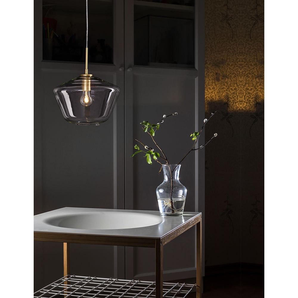 Moderne PRISMA Pendelleuchte in Gold über einem Tisch mit Glasvase, ideal für Ess- oder Wohnzimmer.