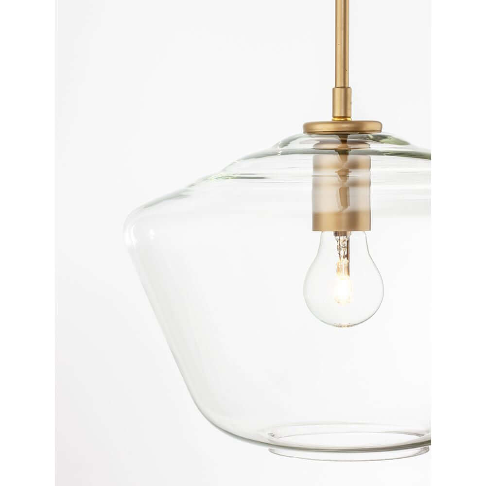 Detailaufnahme der Prisma Glas Pendelleuchte Gold mit klarer Glasglocke und goldfarbenem Metallrahmen.
