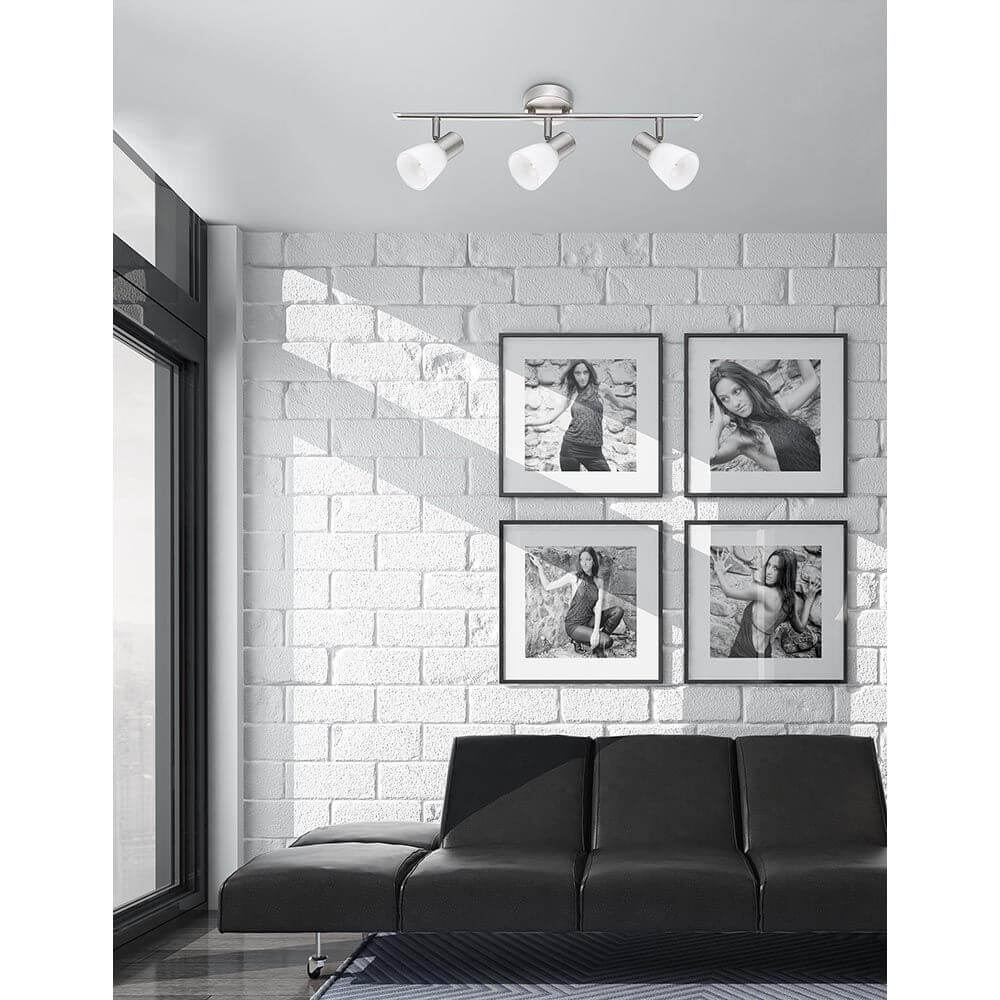 Publico Nickel Deckenspot 3-flammig Glas in modernem Raum mit Bildern und schwarzem Sofa.