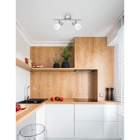 Projecteur de plafond Publico à 2 lampes en métal, opale dans un intérieur de cuisine moderne avec étagères en bois
