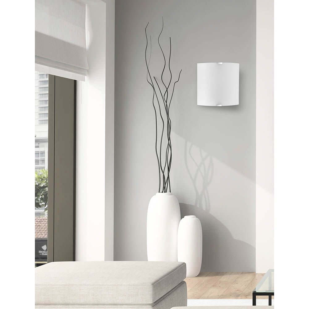 Quale Wandlampe Satiniertes Glas an einer grauen Wand in modernem Wohnambiente