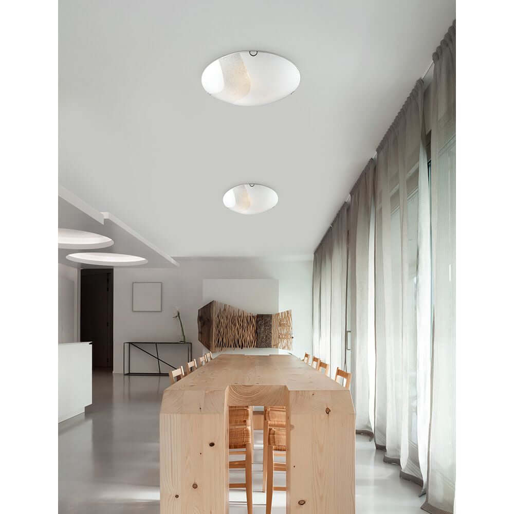 Moderne Raumansicht mit Nova Luce Quale Glas Deckenleuchte 3-flammig Kristall über einem Holztisch