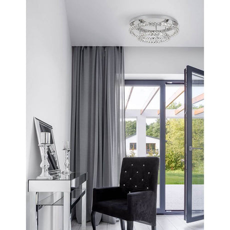 Quentin LED Kristall Deckenlampe Klar an der Decke in modernem Wohnzimmer mit Spiegel und schwarzem Stuhl.