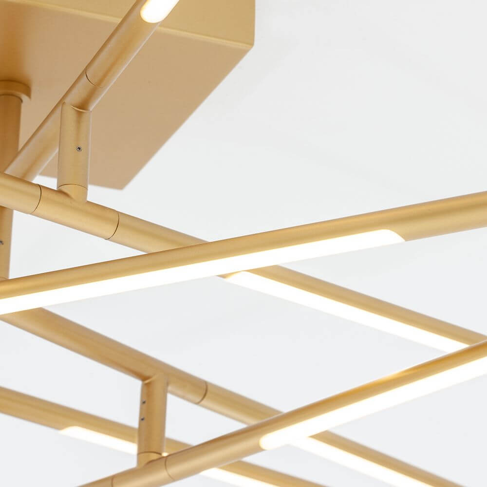 Raccio LED Deckenleuchte Metall im Detail mit goldenen, beweglichen Armen und integrierten LED-Streifen.
