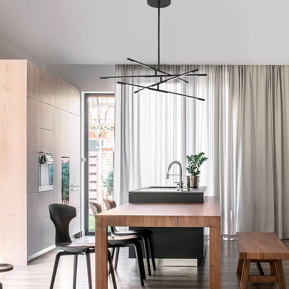 Raccio LED Hängelampe Ø 81cm Metall über einem modernen Esstisch in einer stilvollen Küche.
