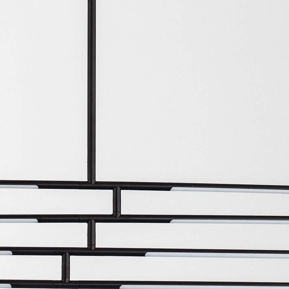 Detailaufnahme einer modernen weißen Wand mit schwarzen Linien und geometrischen Mustern