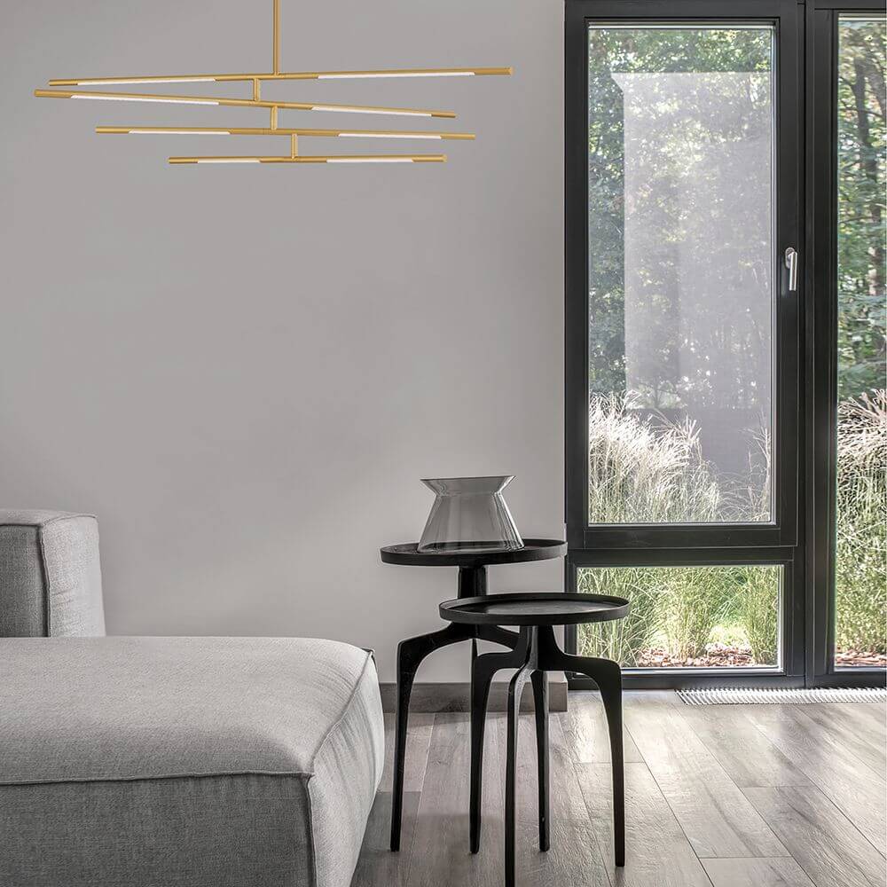 Raccio LED Hängelampe Ø 81cm Metall im modernen Wohnraum mit goldenen Metallstäben.