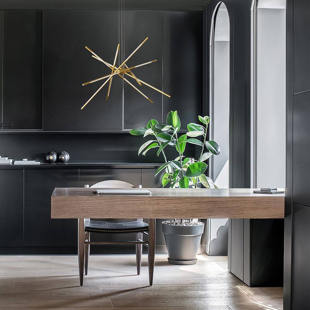 Moderne Raccio LED Hängeleuchte über einem eleganten Schreibtisch in einem stilvollen, dunklen Raum.