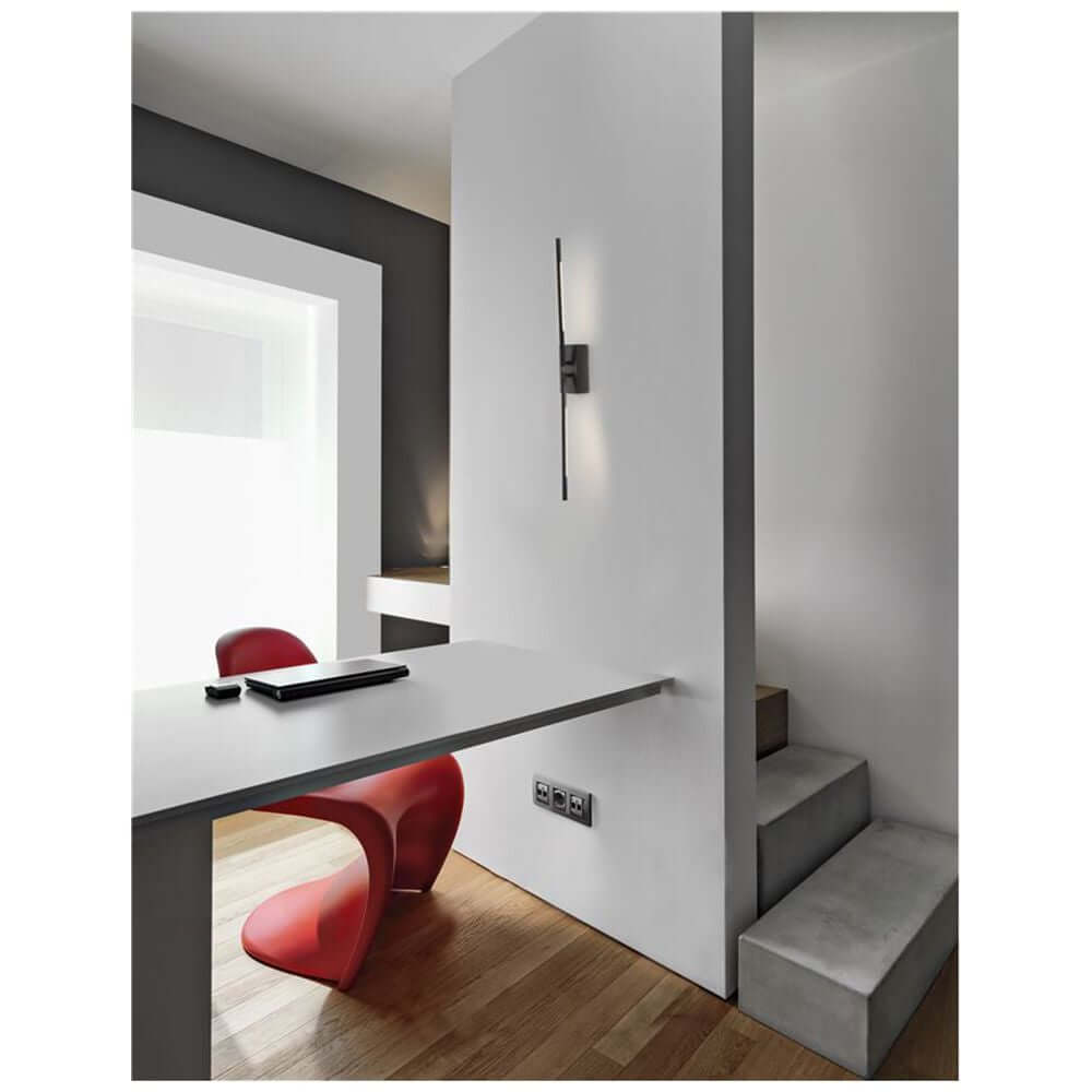 Raccio LED Wandlampe Metall Verstellbar an einer weißen Wand in einem modernen Esszimmer.