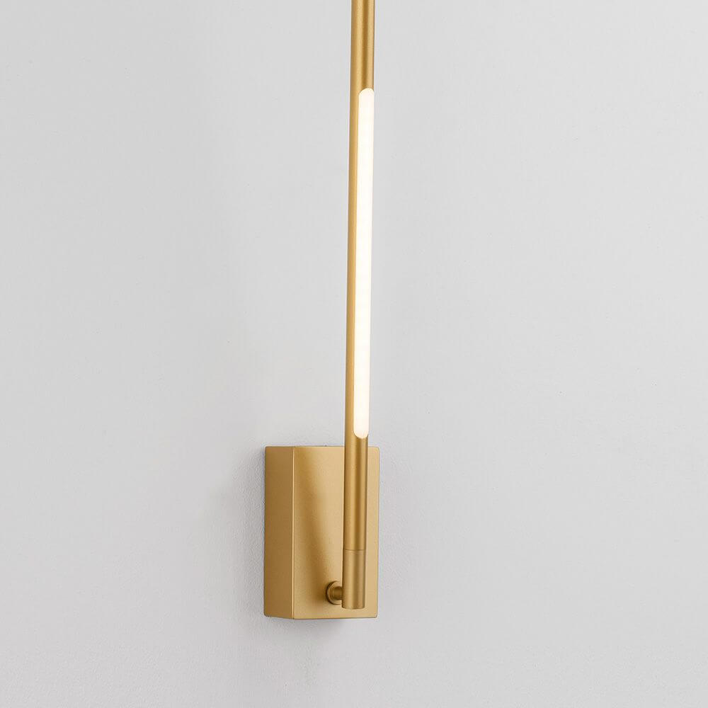 Raccio LED Wandleuchte Metall, Acryl in elegantem Gold-Design an der Wand montiert.