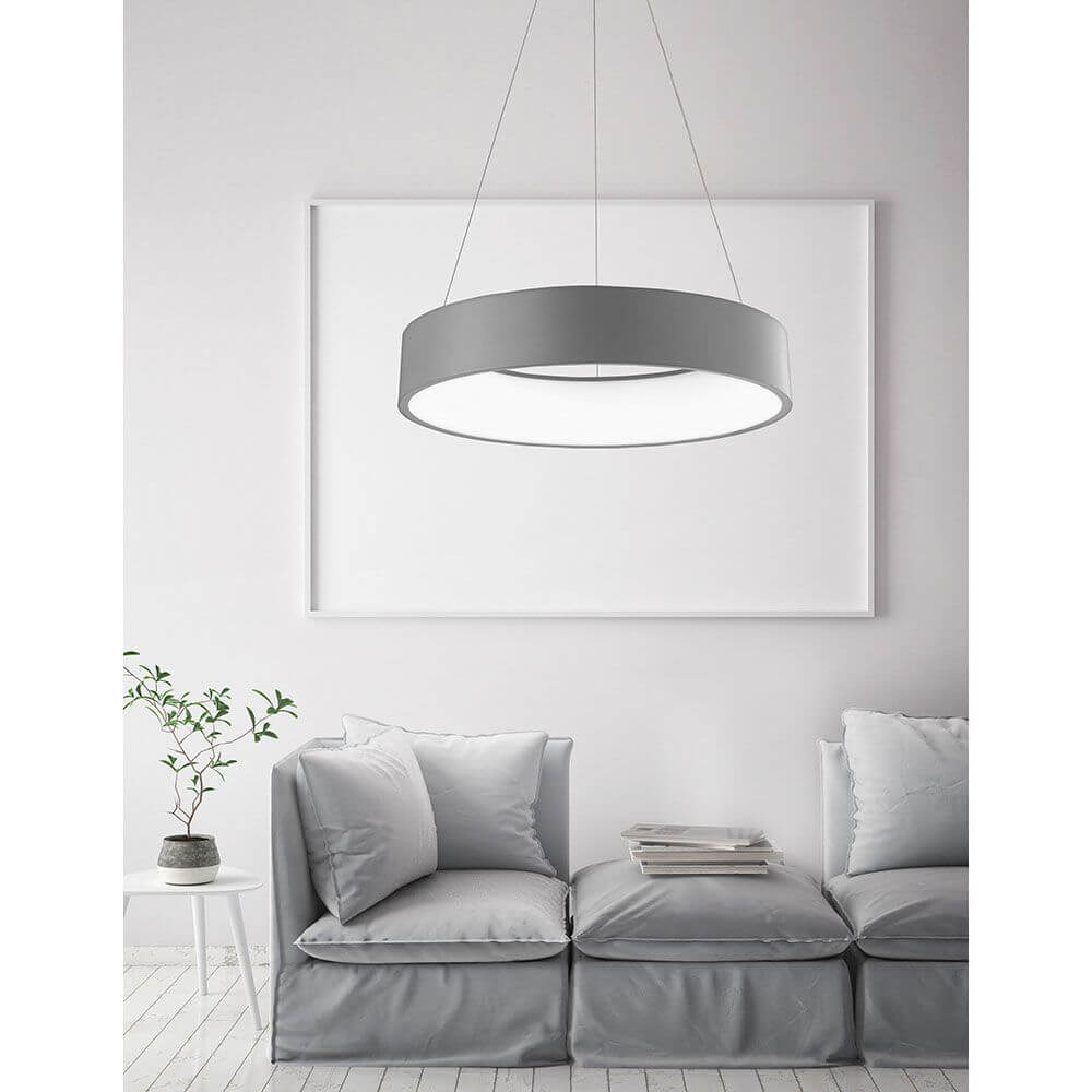 Rando LED Hängelampe Grau Ø 60cm hängt über einem hellen Wohnzimmer mit moderner Einrichtung.