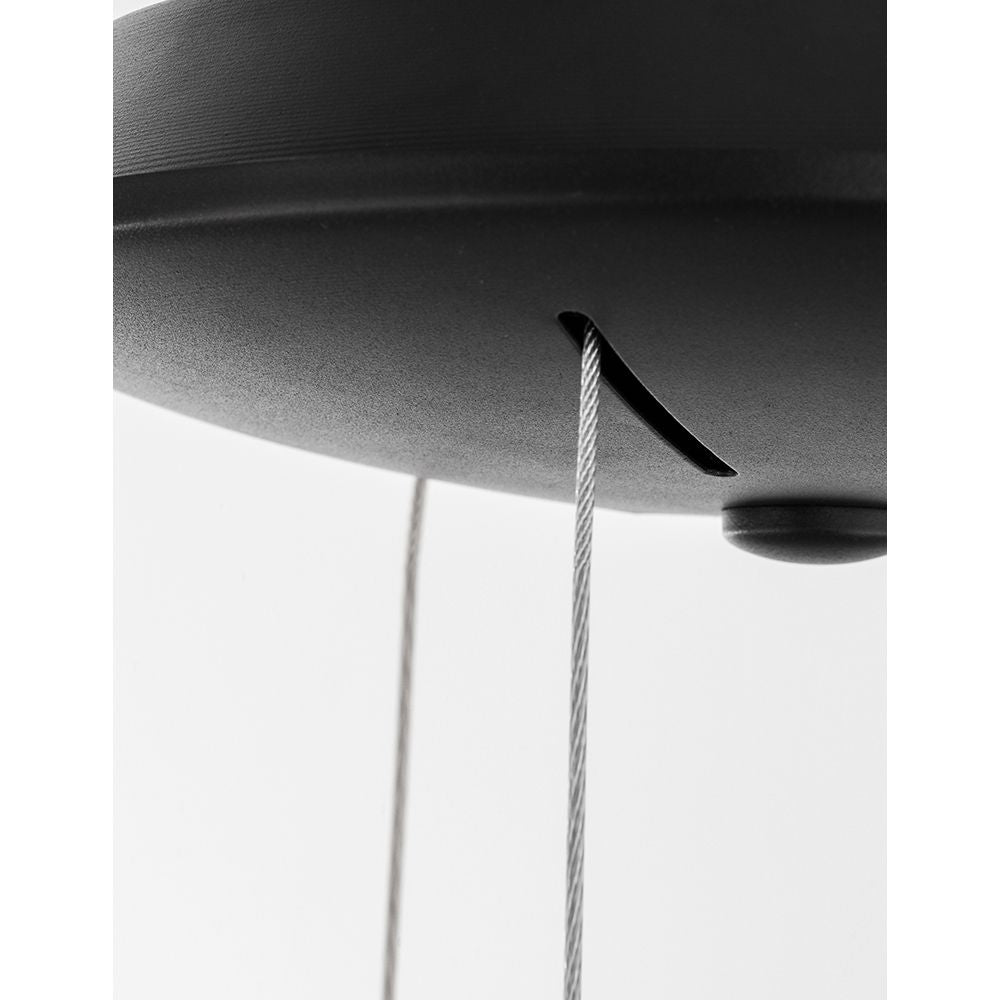 Detailaufnahme der Rando LED Thin Hängelampe mit Kabel und Halterung, modernes Design in Schwarz.