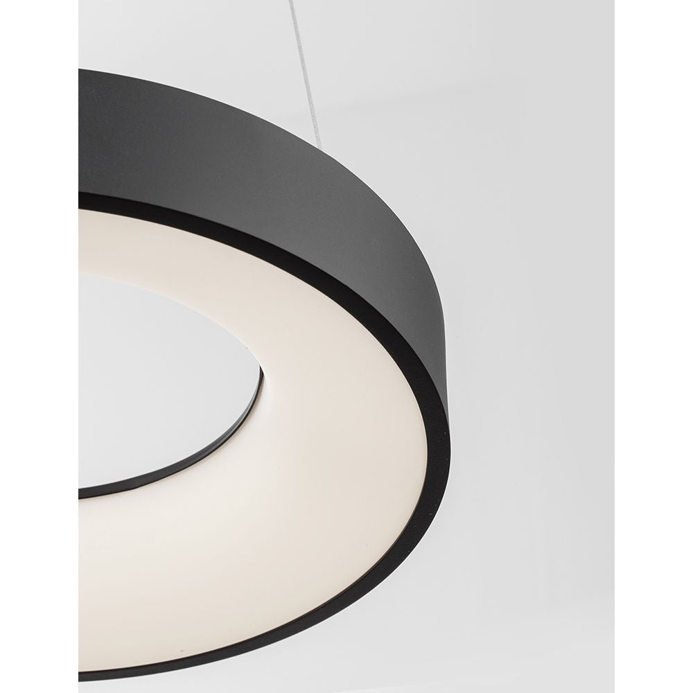 Rando LED Thin Hängelampe in modernem, minimalistischem Design mit warmweißem Licht.