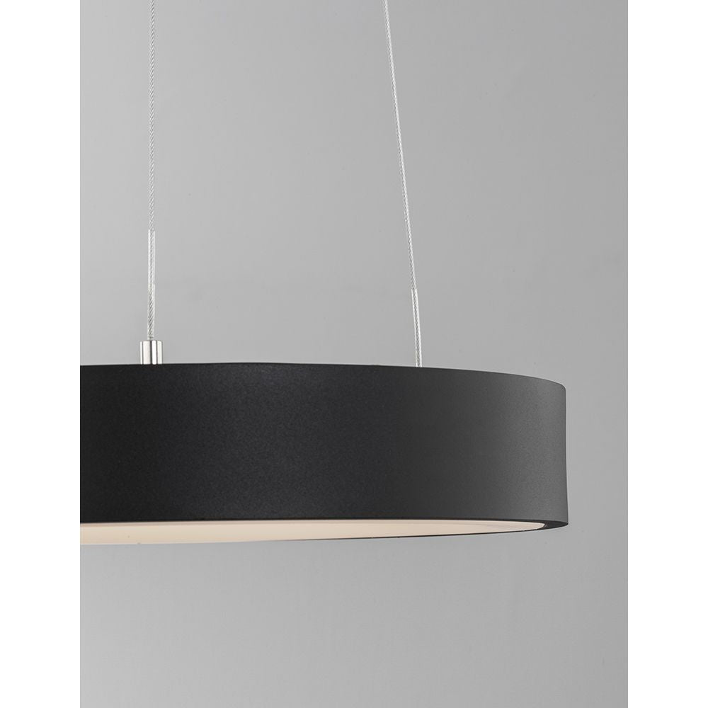 Moderne schwarze Rando Thin Hängelampe mit minimalistischem Design und warmweißem Licht.