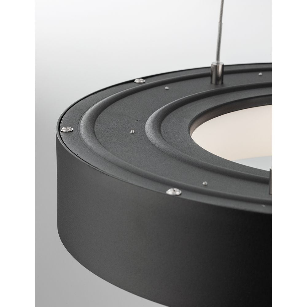 Rando LED Thin Hängelampe Detailaufnahme mit abstrakt gestaltetem Aluminium-Körper und integrierter Lichtquelle.