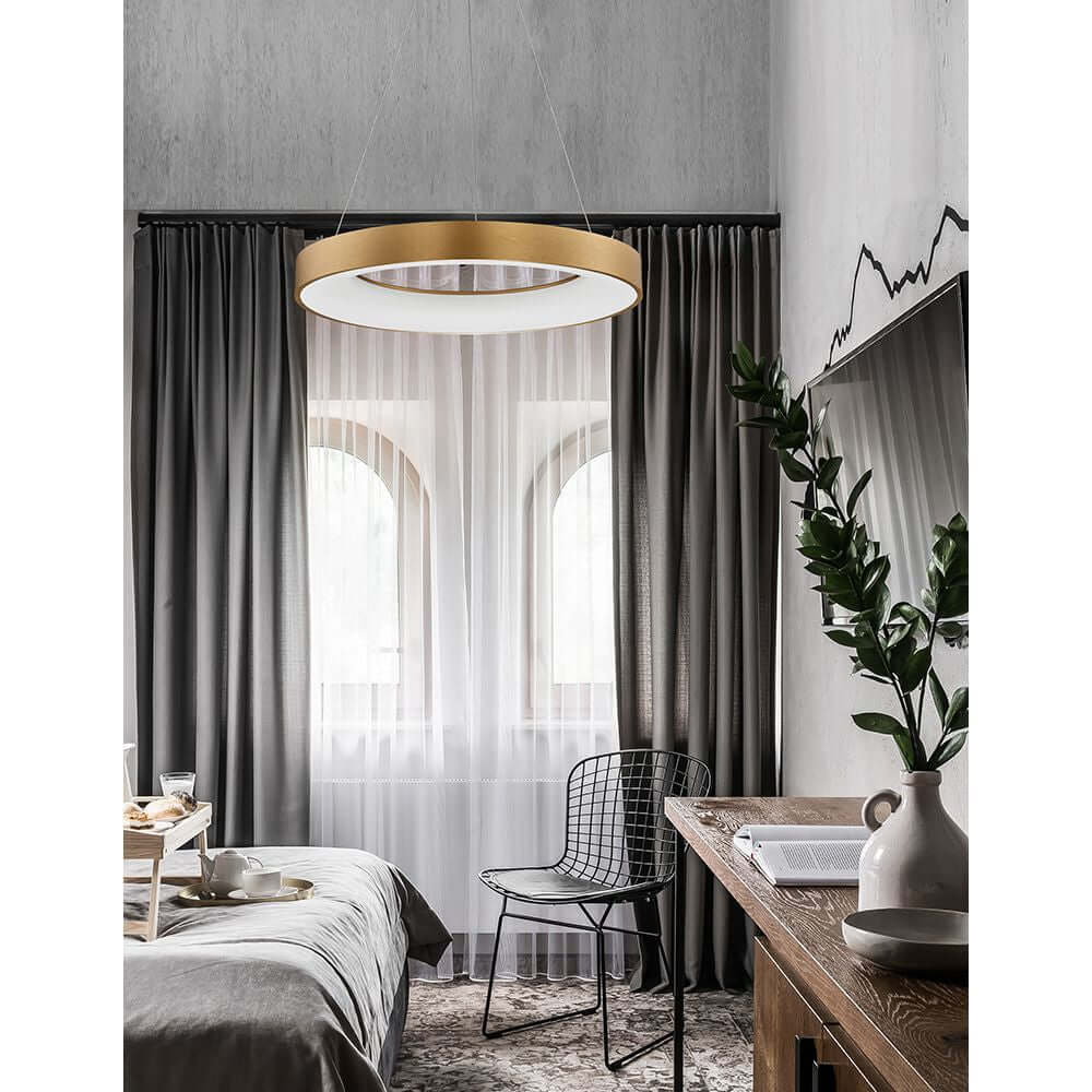 Rando LED Thin Hängelampe Ø 60cm Acryl in modernem Schlafzimmer mit grauen Vorhängen und Holzmöbeln.