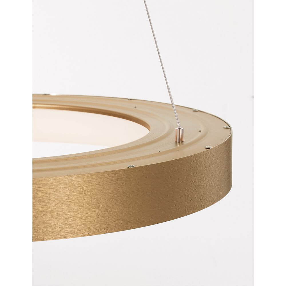 Rando LED Thin Hängelampe Ø 60cm Acryl Detailaufnahme des goldenen Leuchtenkörpers