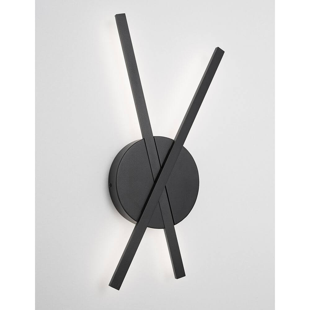 Reslin LED Metall Wandleuchte in modernem Design mit zwei schwarzen Leuchtröhren und runder Basis.
