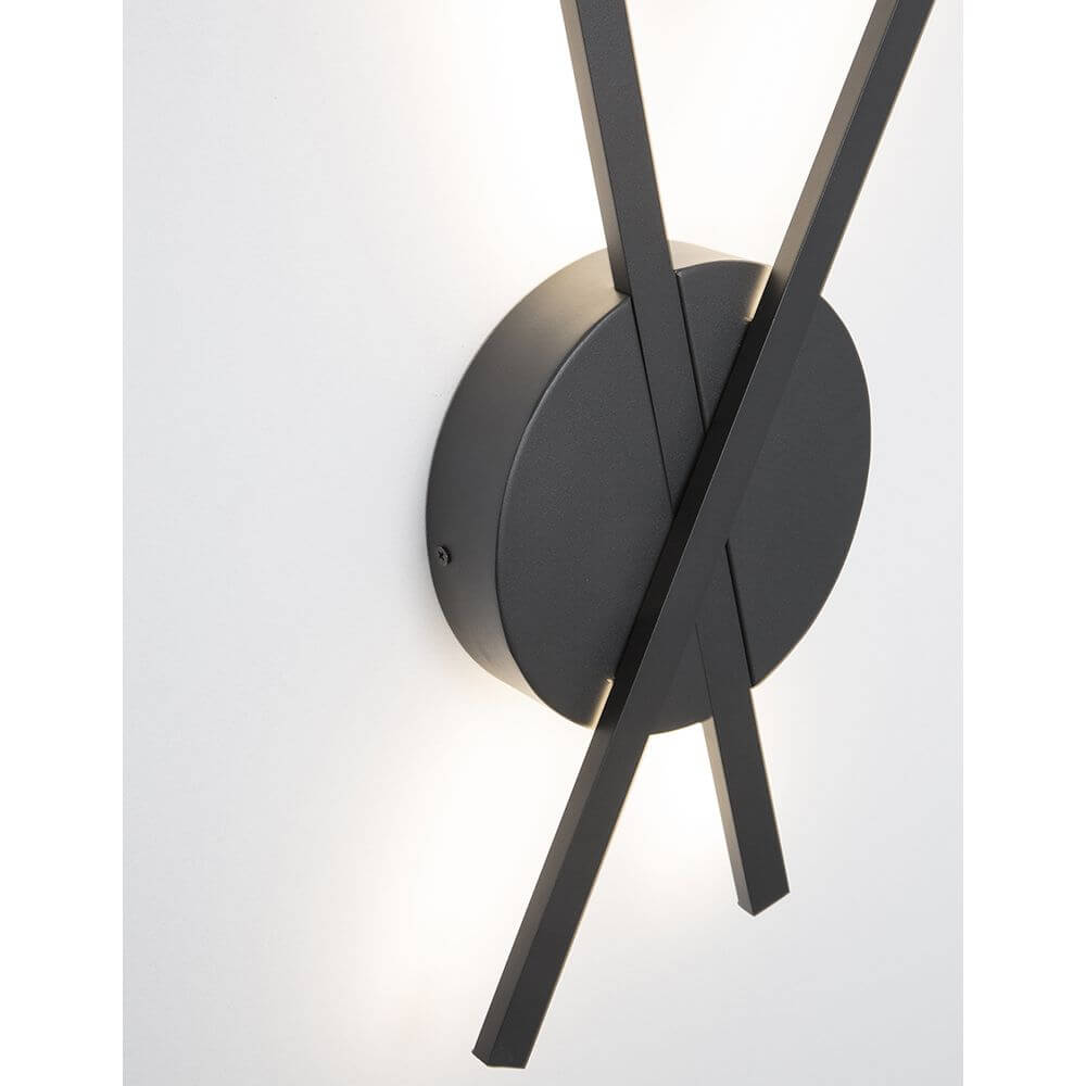 Reslin LED Metall Wandleuchte in modernem Design mit schwarzem Finish und warmweißem Licht.