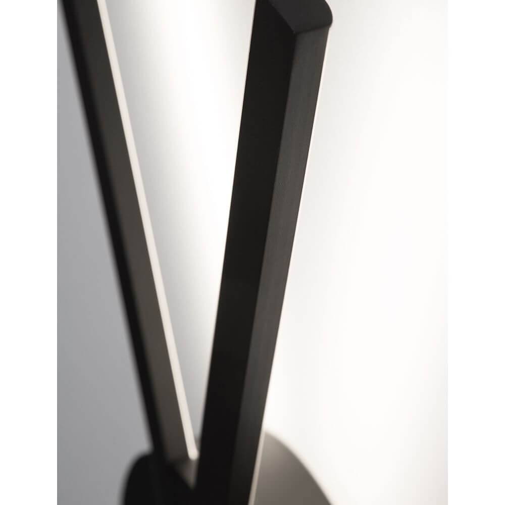 Detailansicht der Reslin LED Metall Wandleuchte mit klaren Linien und warmweißem Licht.
