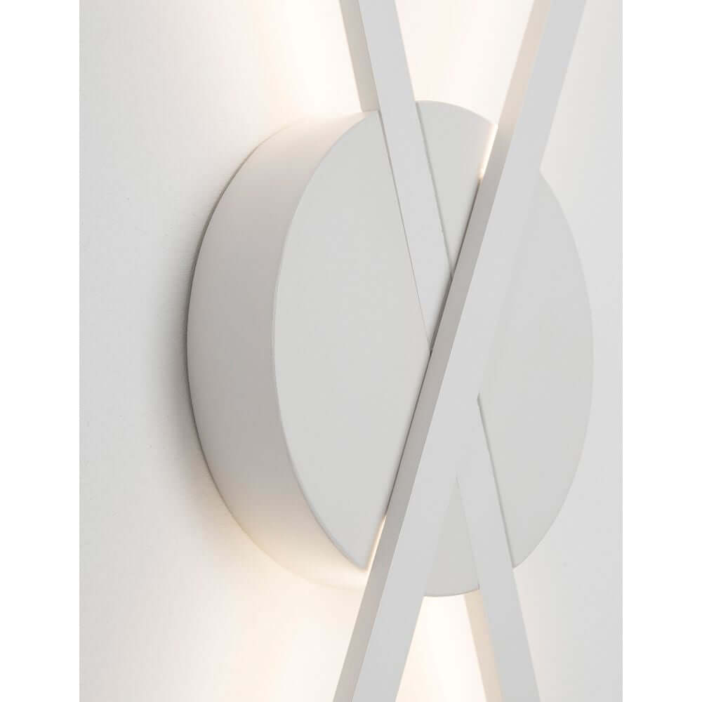 Reslin LED Metall Wandleuchte mit modernem Design und warmweißem Licht, perfekt für stilvolle Innenräume.