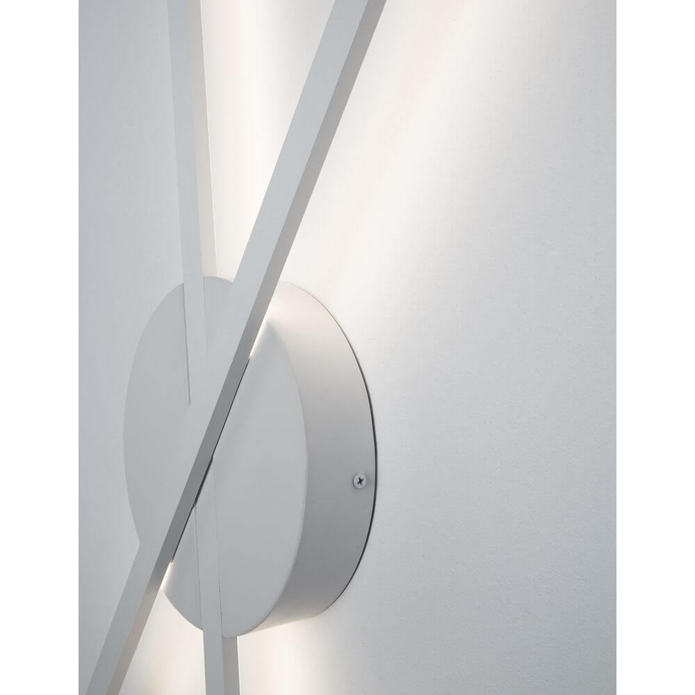 Detailansicht der Reslin LED Metall Wandleuchte mit sanfter LED-Beleuchtung und modernem Design.