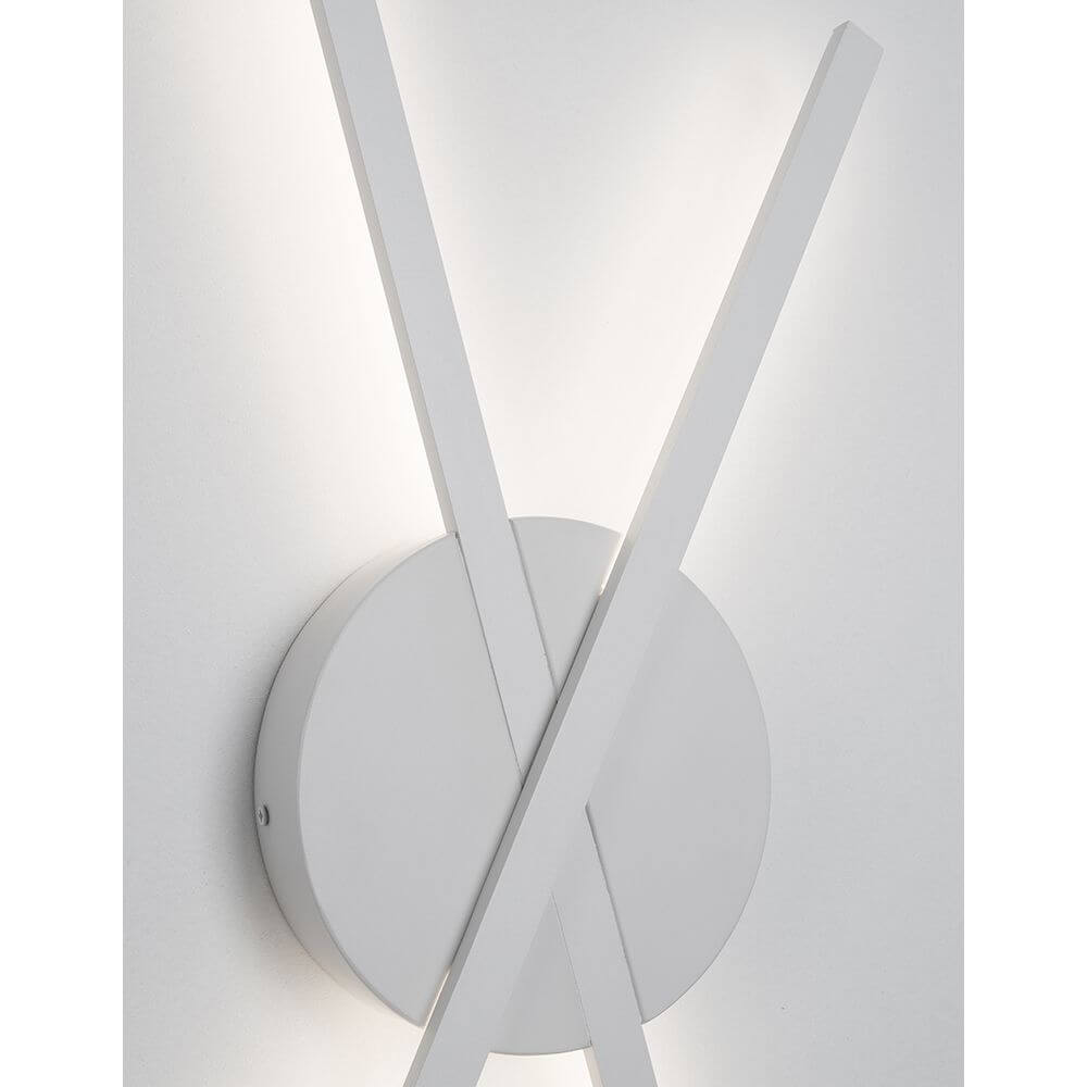 Reslin LED Metall Wandleuchte mit modernem Design und warmweißem Licht, gefertigt aus weiß lackiertem Aluminium.