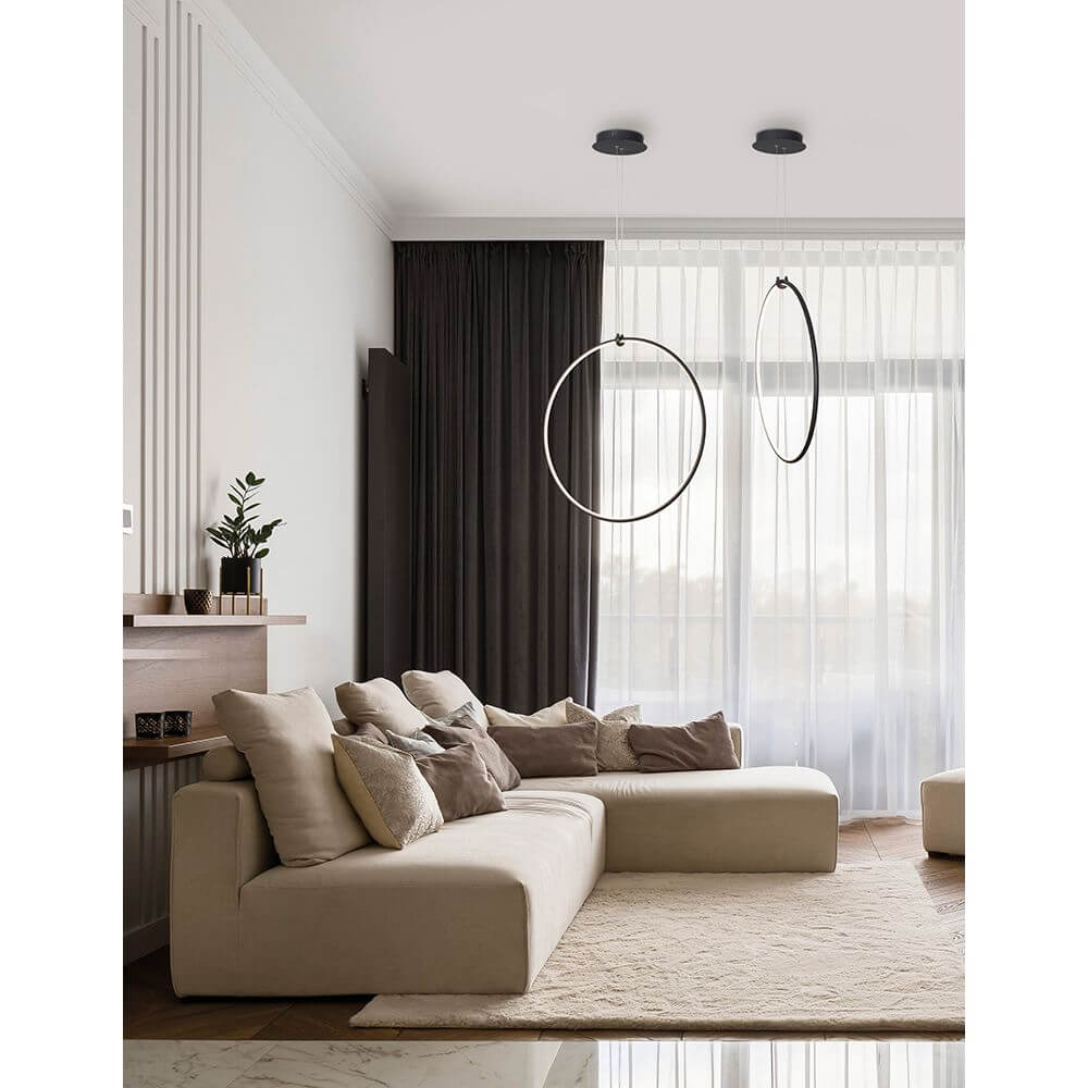 Ring LED Hängelampe Metall Schwarz in modernem Esszimmer mit eleganter Einrichtung und großen Fenstern.