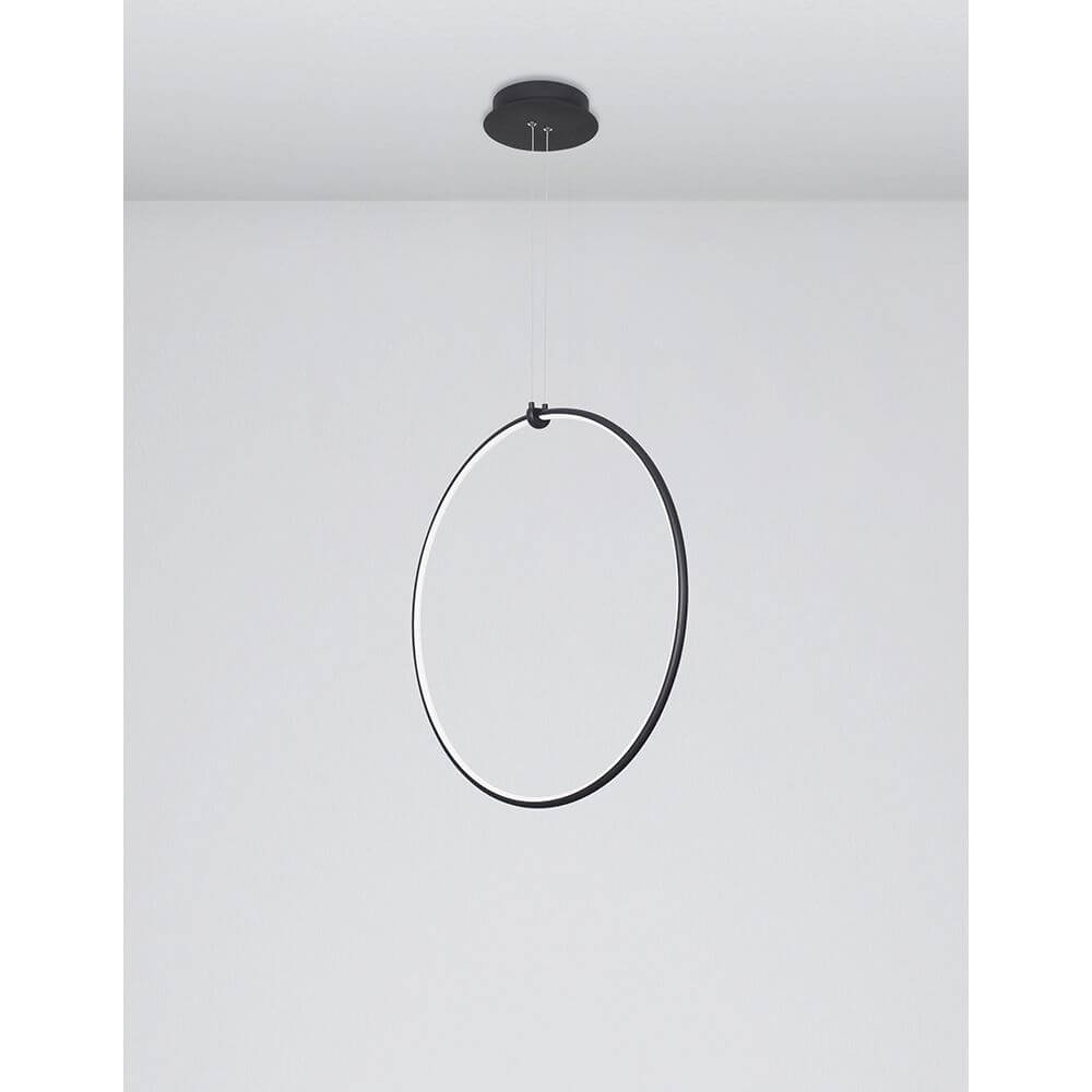 Ring LED Hängelampe Metall Schwarz in modernem Design hängt von der Decke.