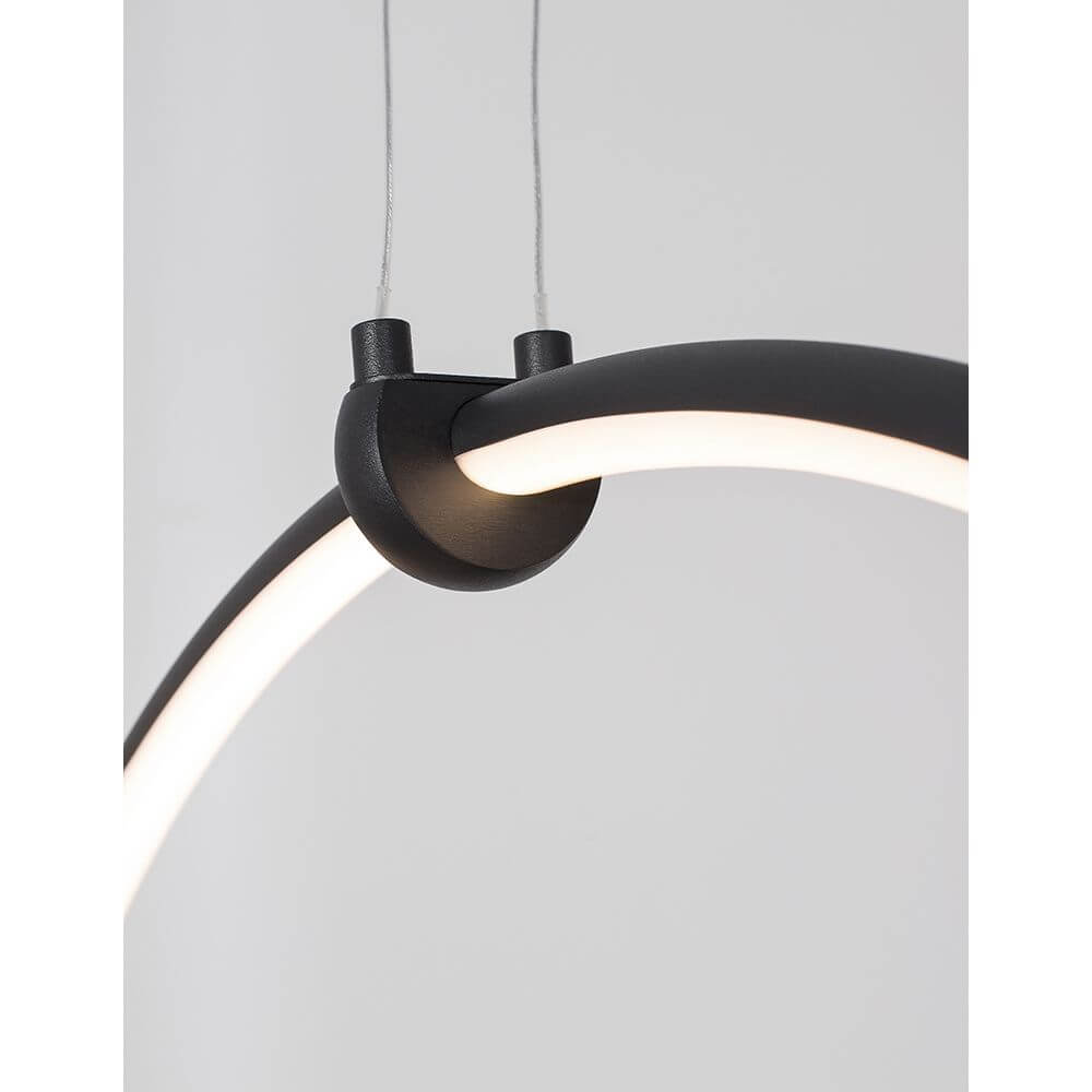 Detailansicht der Ring LED Hängelampe Metall Schwarz mit warmweißer LED-Beleuchtung und elegantem Design.
