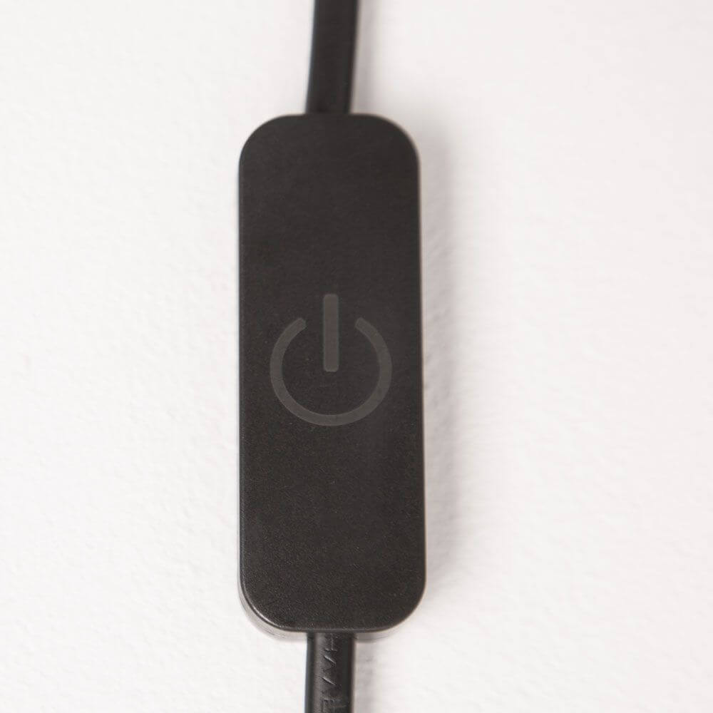 Schwarzer Schalter mit Power-Symbol für die Ring LED-Wandleuchte zum aufhängen Schwarz.