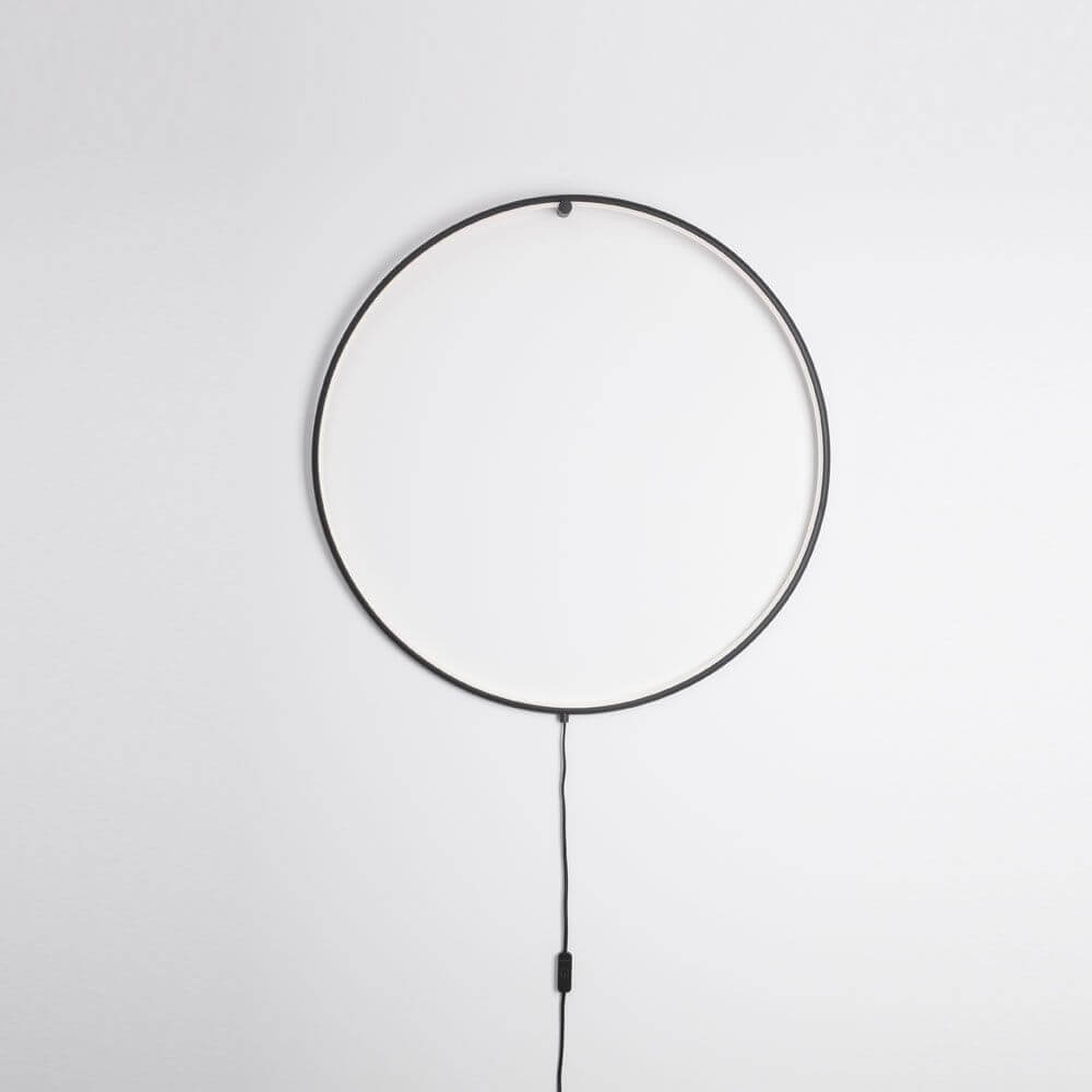 Ring LED-Wandleuchte zum aufhängen Schwarz an einer Wand montiert, modernes und elegantes Design.