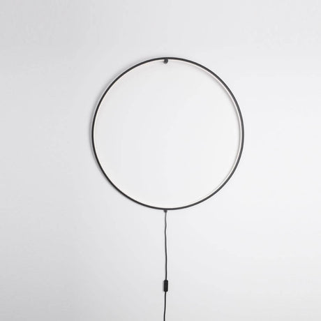 Ring LED-Wandleuchte zum aufhängen Schwarz an einer Wand montiert, modernes und elegantes Design.