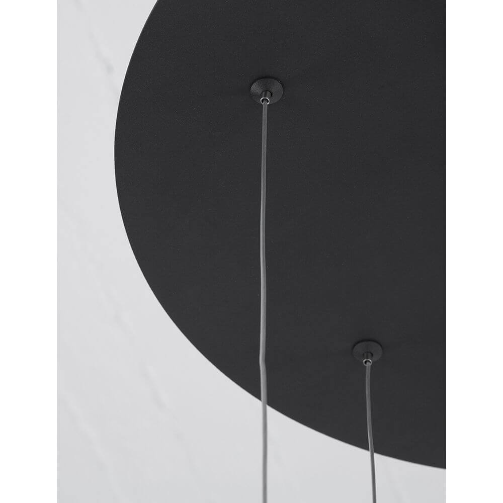 Detailansicht der Rings LED Hängelampe Infinity Schwarz mit schwarzem Lampenschirm und Aufhängungsdrähten.