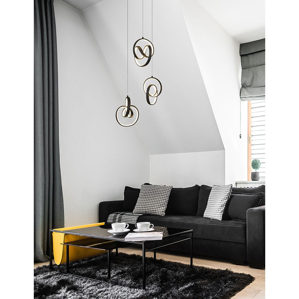 Moderne Rings LED Hängelampe in Schwarz über einem stilvollen Wohnzimmer mit Sofa und Tisch.