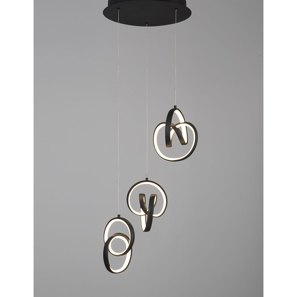 Moderne LED Hängelampe Rings in Schwarz mit drei eleganten Ringen und warmweißem Licht für Wohnzimmer oder Essbereich.