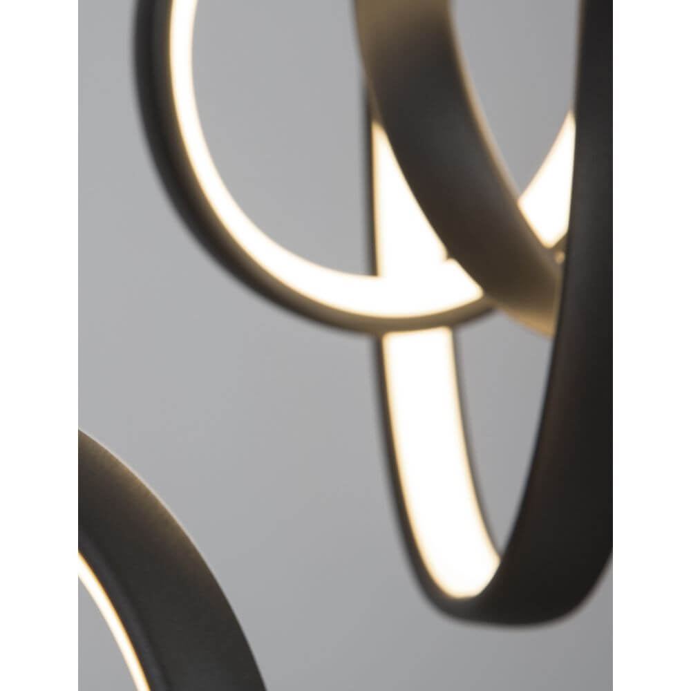 Detailansicht der Rings LED Hängelampe Aufhängung Schwarz mit eleganten Lichtkreisen.