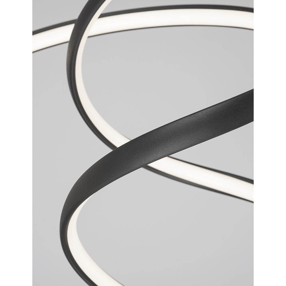 Rings LED Hängeleuchte Schwarz mit eleganten Aluminium- und Acrylringen, modernes Design und gute Lichtverteilung.