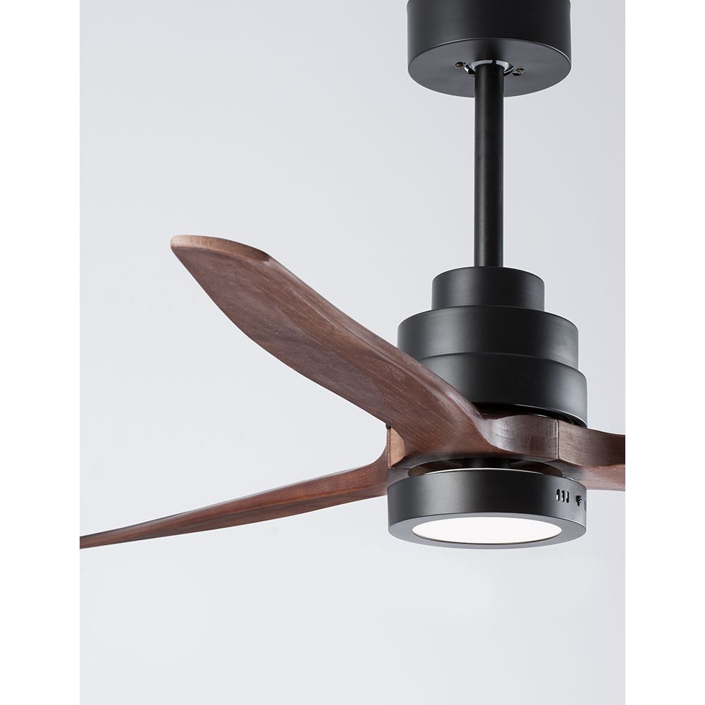 Sabal LED Ventilator aus Stahl und Holz in elegantem Schwarz für moderne Wohnräume.
