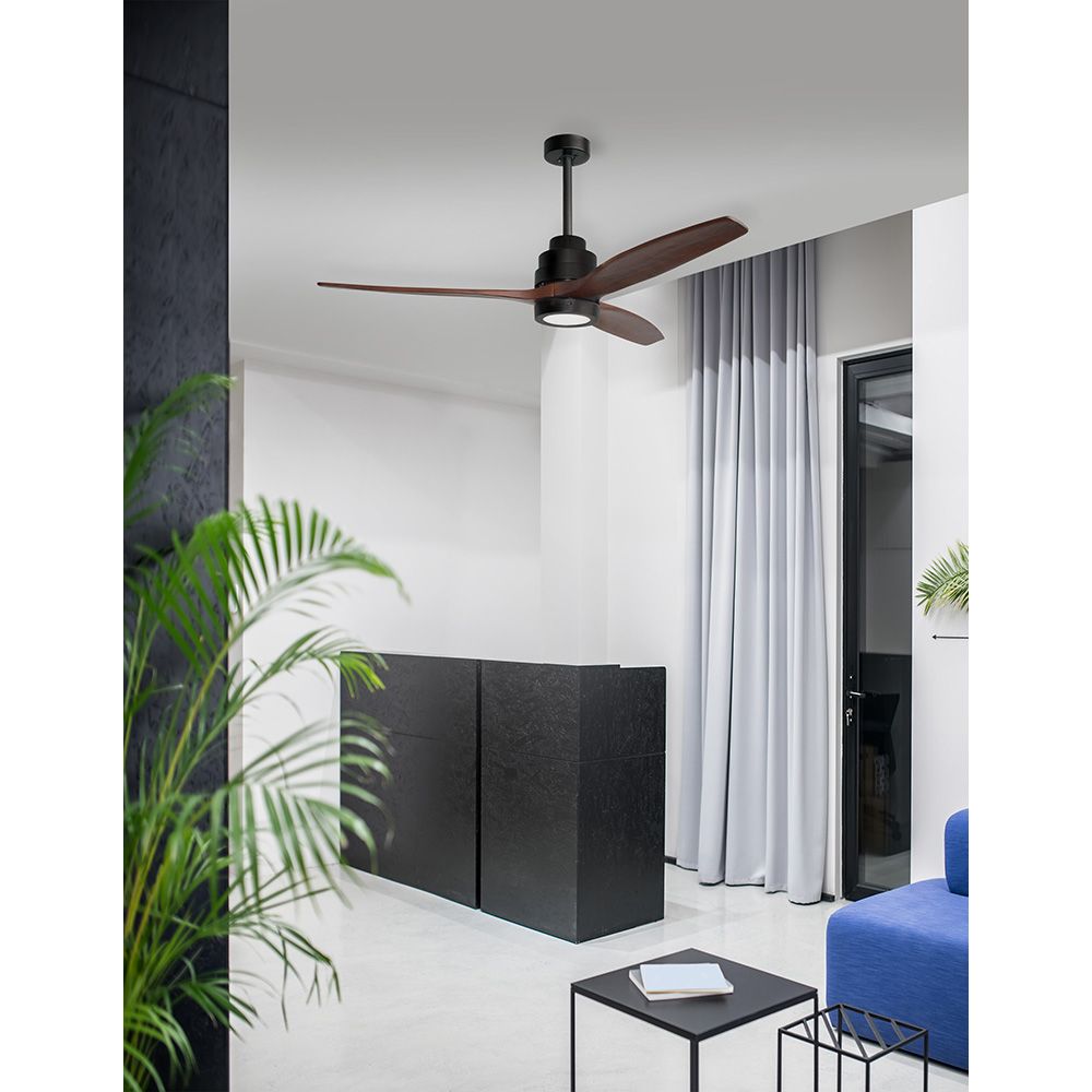 Sabal LED Ventilator in modernem Raum mit schwarzem Design und Holzblättern, ideal für Ess- und Wohnzimmer.