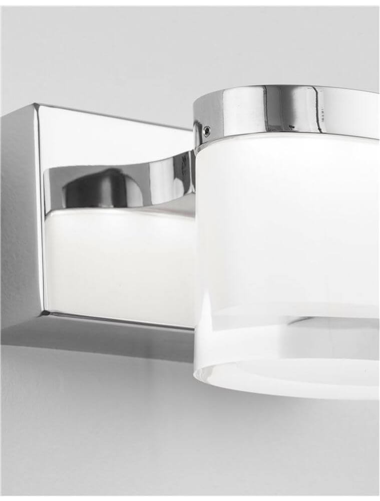 Elegante Sabia LED Wandlampe mit chromatischem Design und frosted Acrylschirm für Badezimmer.