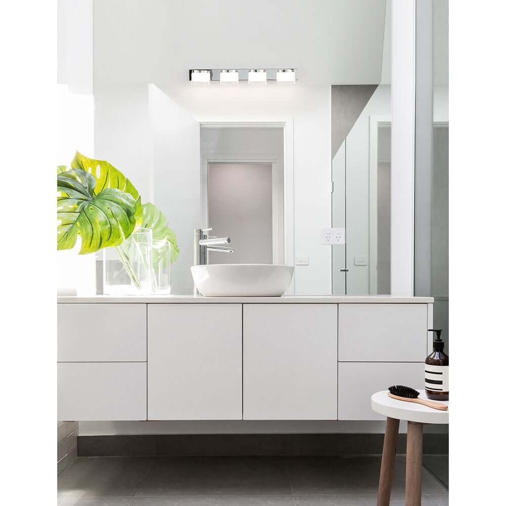 Moderne Badezimmeransicht mit Sabia LED Badleuchte 4-flammig Chrom über einem weißen Waschbecken.