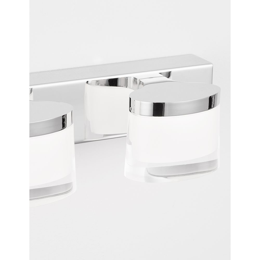 Moderne 3-flammige Wandlampe Sabia in Chrom mit klaren Akzenten und warmweißem LED-Licht. Ideal für Badezimmer.